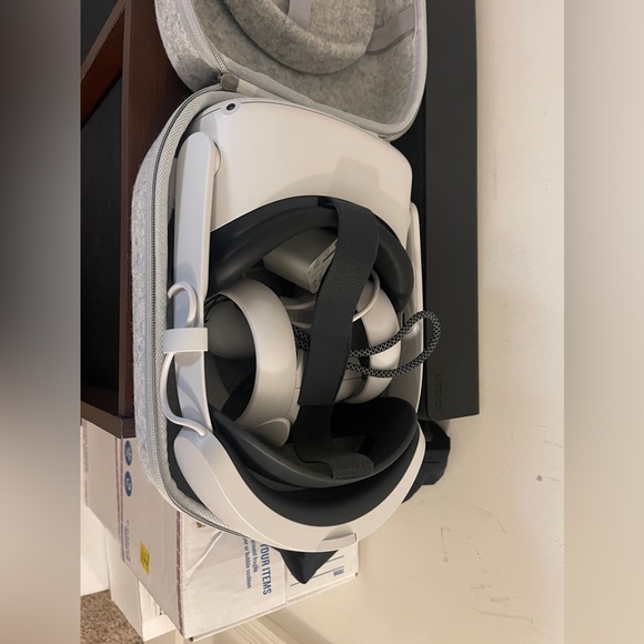 Vr quest 2 with battery pack headset and case - Picture 2 of 3